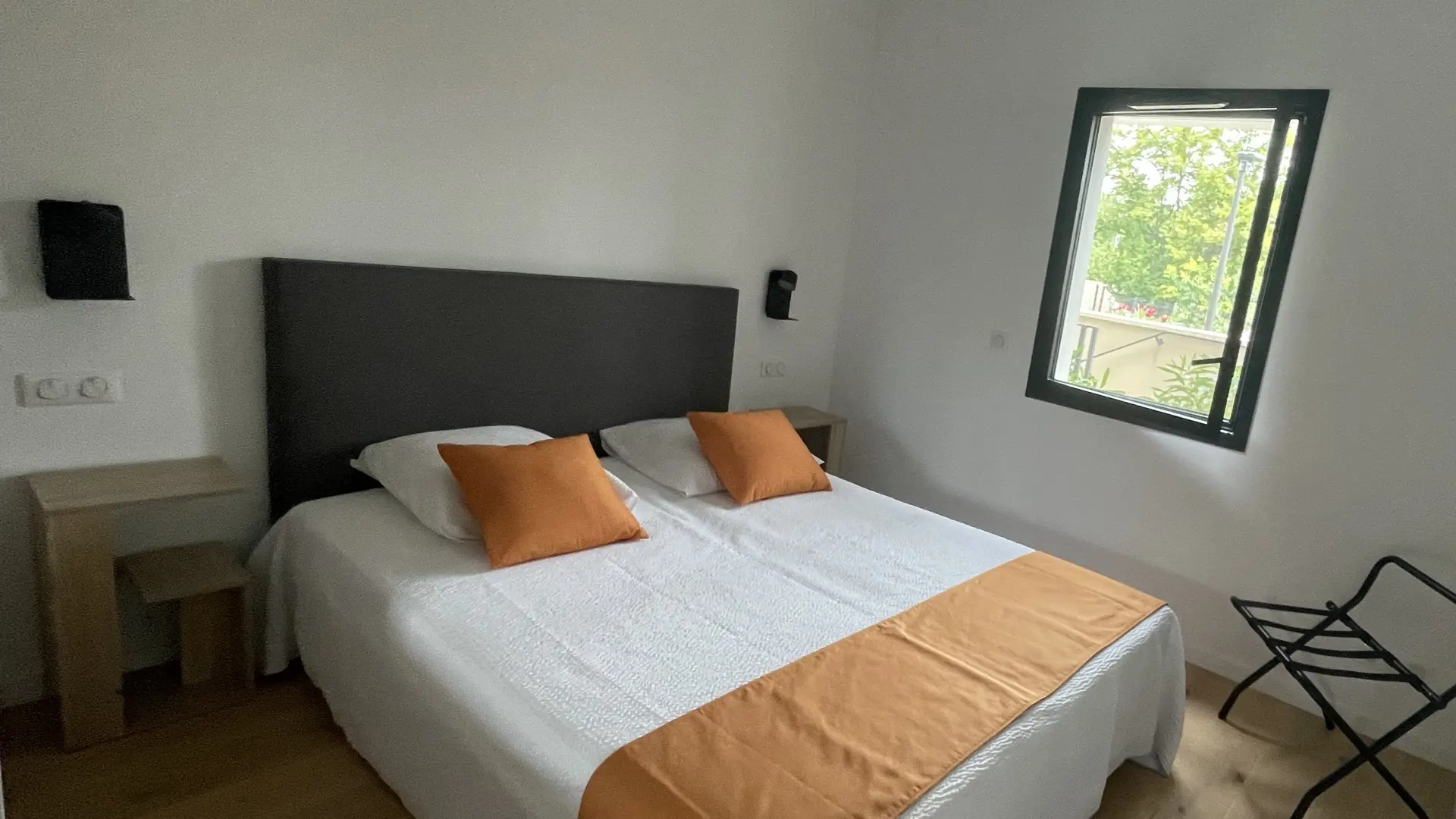 Gîte entre deux eaux_L'Isle-sur-la-Sorgue chambre orange