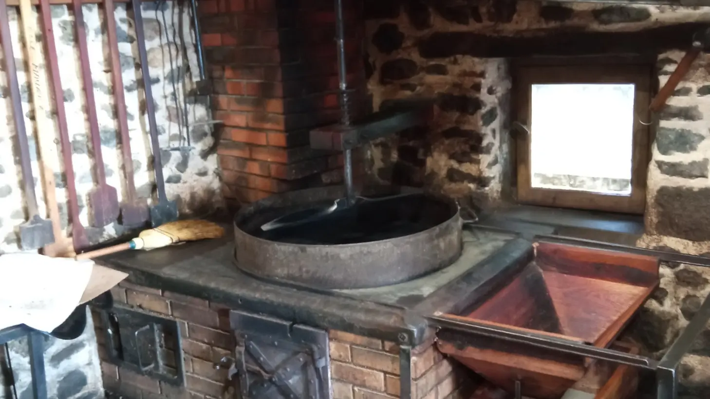 Etape 2 - Cuire la Poudre obtenue avec la poêle chauffée au bois (200°C)