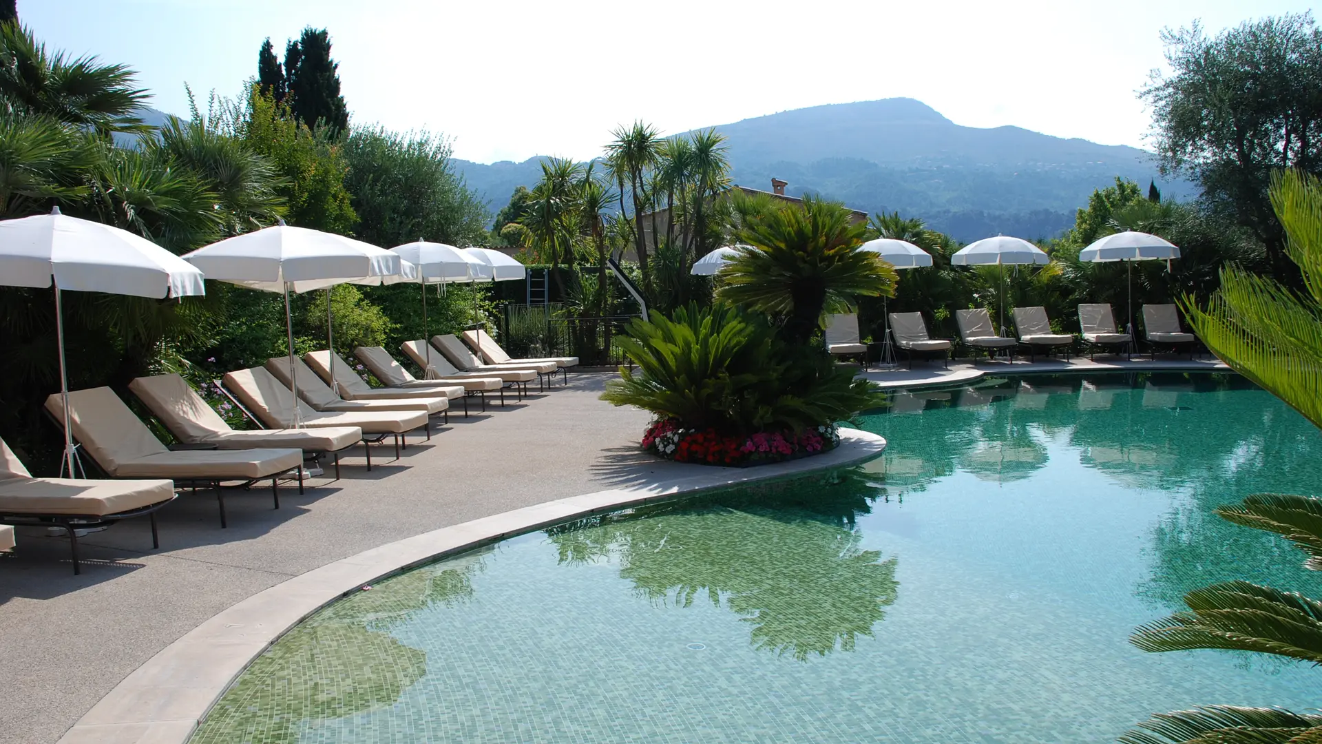 Piscine lagon commune, plage en pente douce