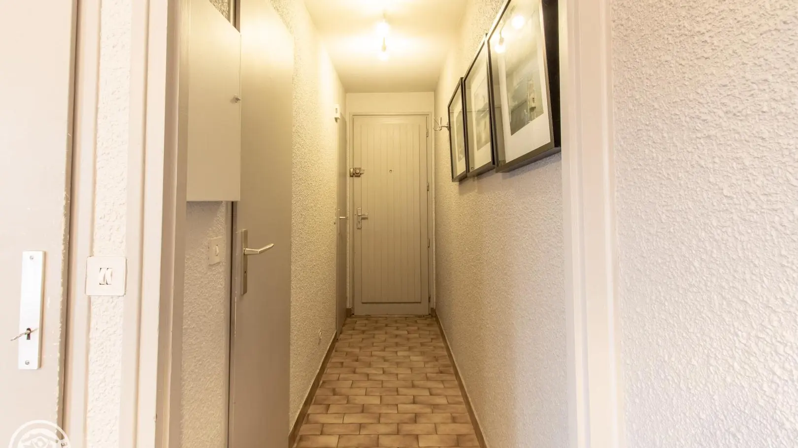 Couloir d'accès à la porte d'entrée, aux sanitaires et à la salle d'eau