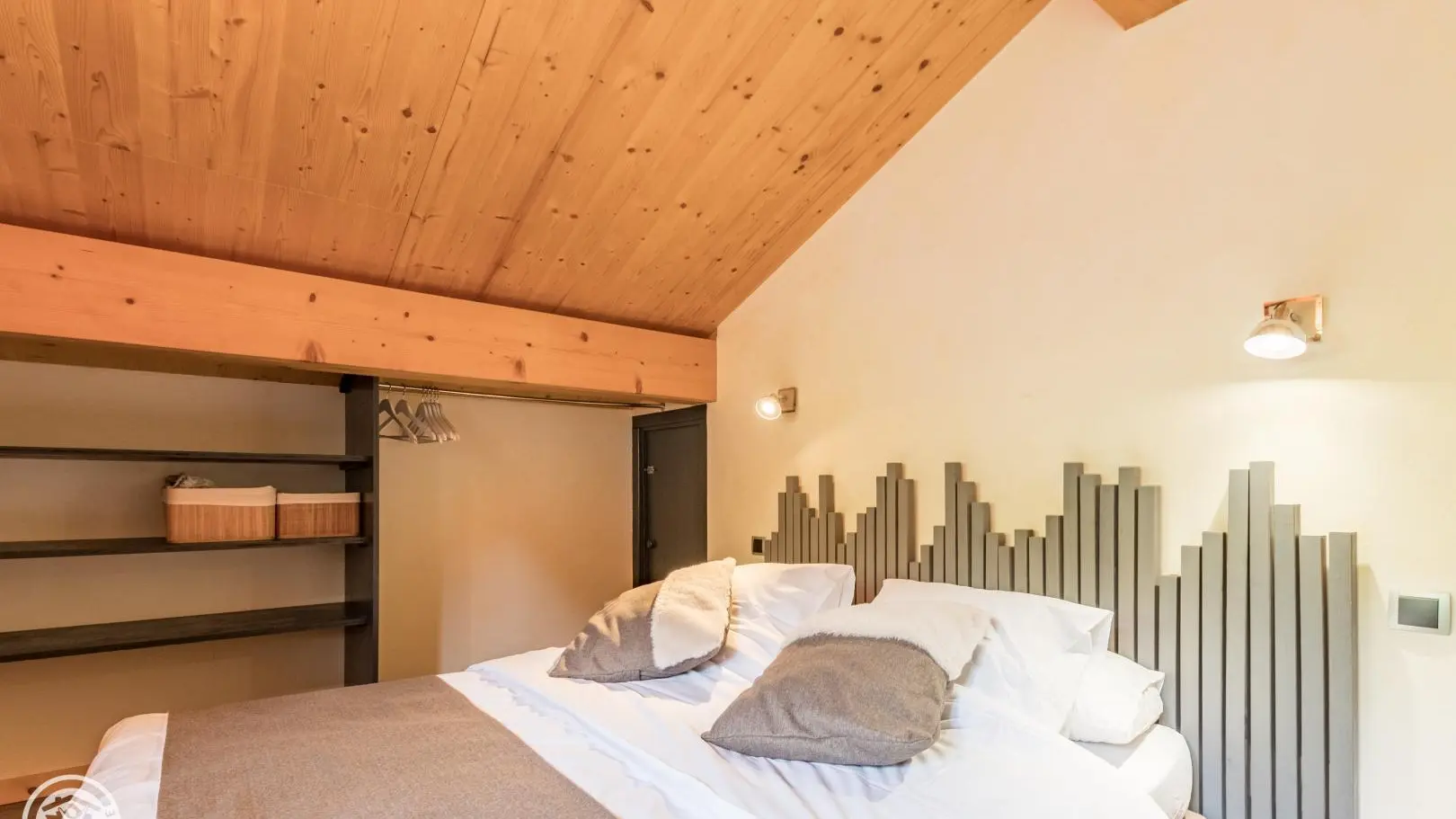 Chambre 2 couchages lit 160 x 200 avec  Salle de bains (douche) privative pour la chambre.