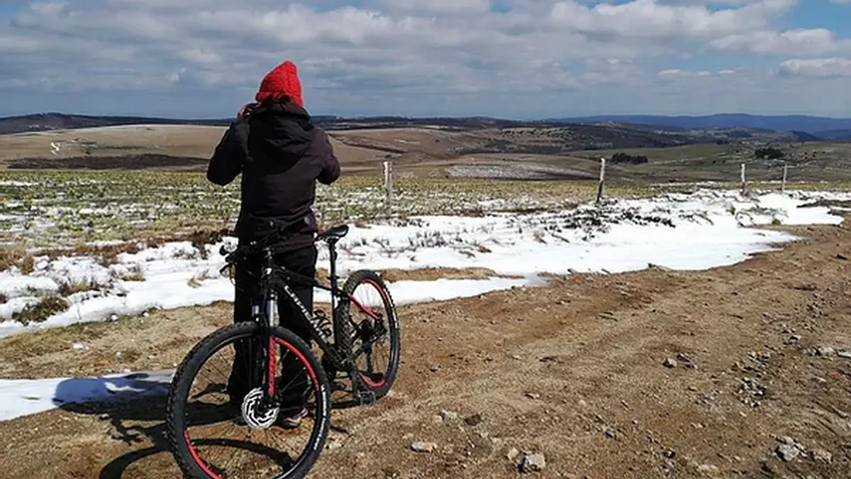 Sur les Hautes-Chaumes, un Vététiste admire le paysage  !