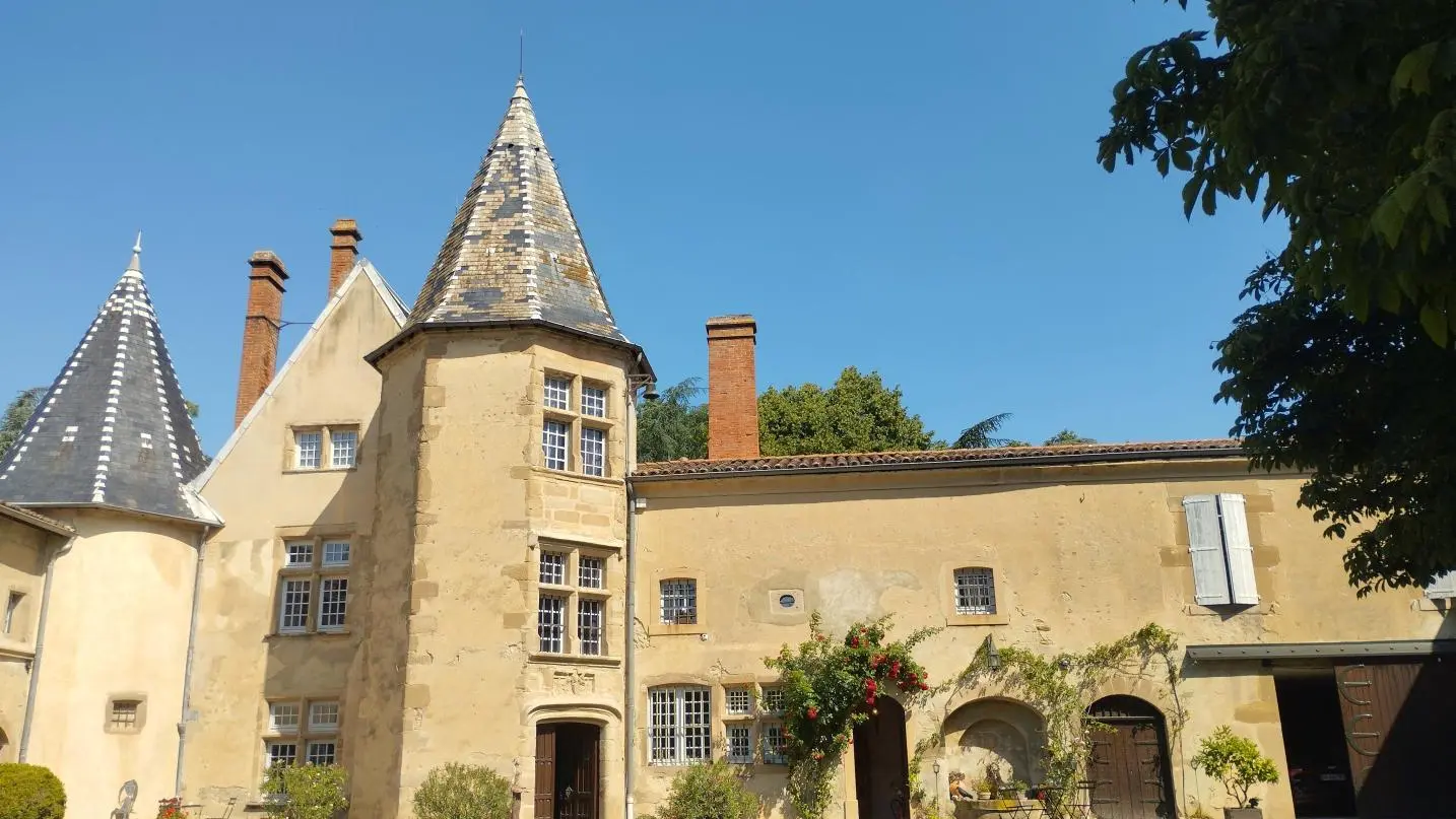 Entrée du château, sa cour et son parking