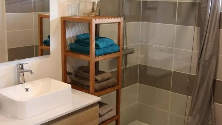 Salle de bain avec douche à l'italienne