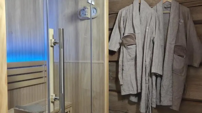 Sauna pour deux personnes, avec baignoire à jets.