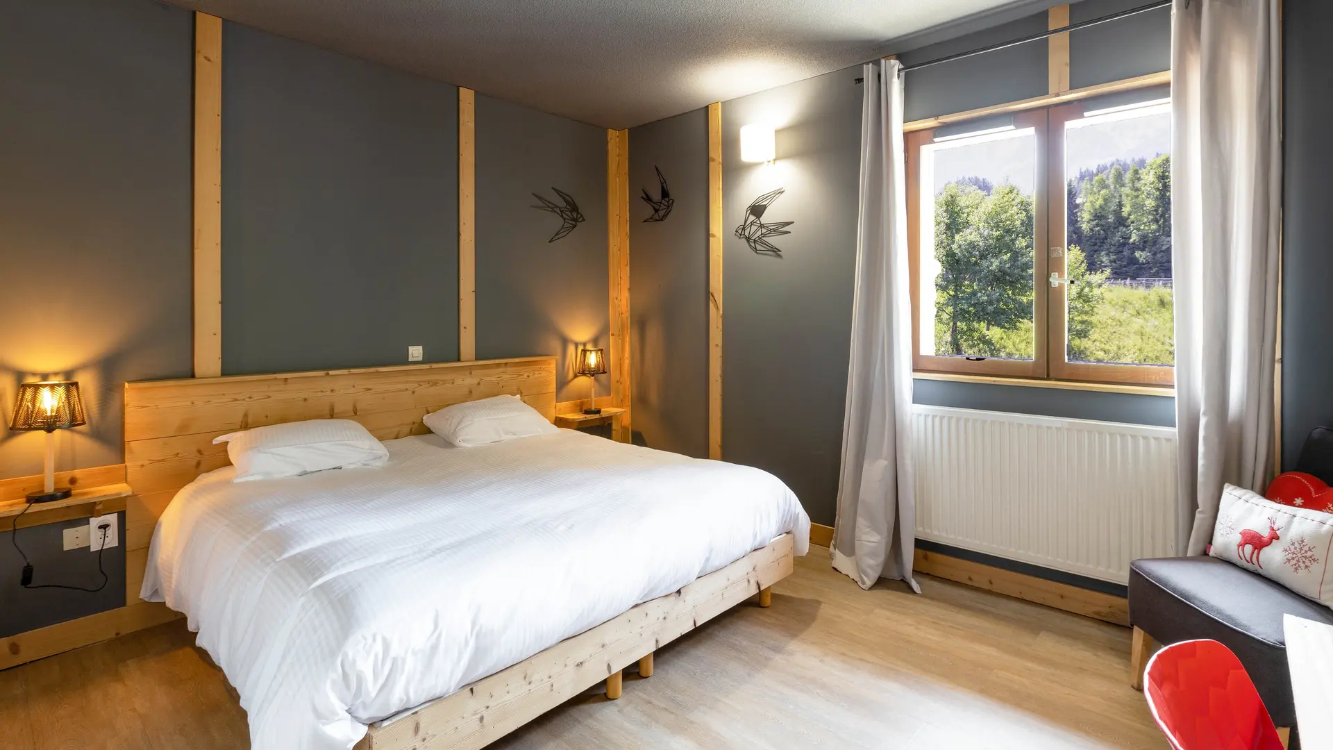 chambre avec grand lit