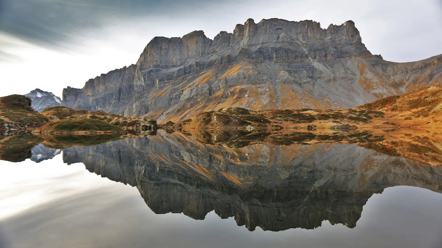 Vue sur les Rochers des Fiz depuis le lac de Pormenaz - photo sous licence Creative Commons https://creativecommons.org/licenses/by-nc-nd/3.0/deed.fr