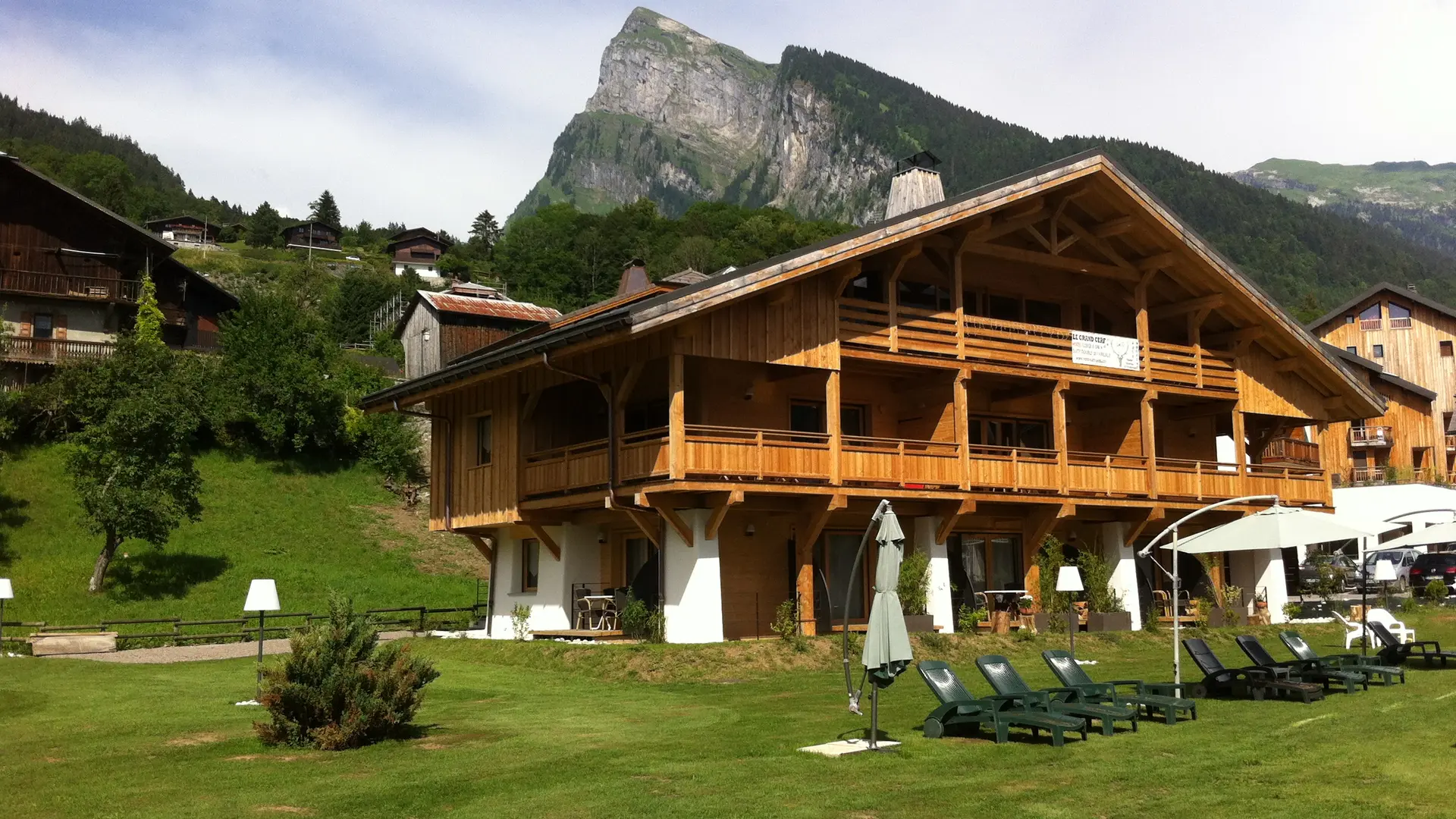 Vue sur le jardin de 2000m² en été