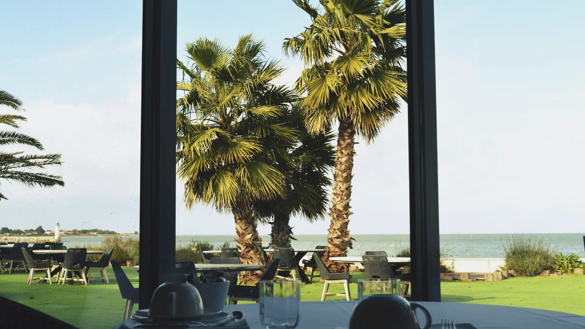 Salle du petit-déjeuner avec vue sur la mer