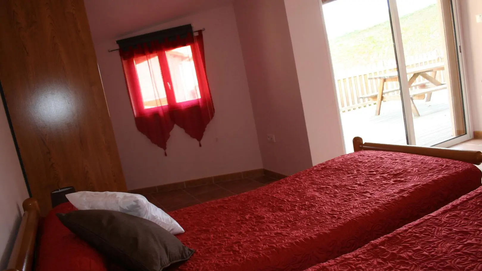 chambre 4,2 lits 90, au rez de chaussé permettant l'accueil en fauteuil roulant