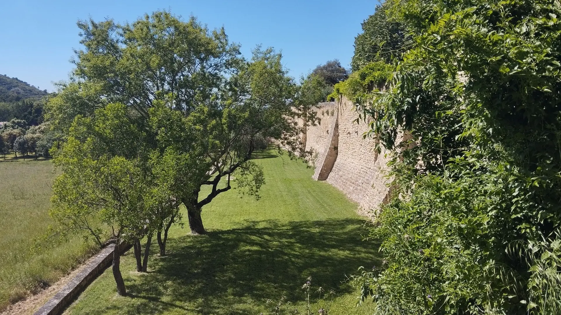 Contreforts du château de Maubec