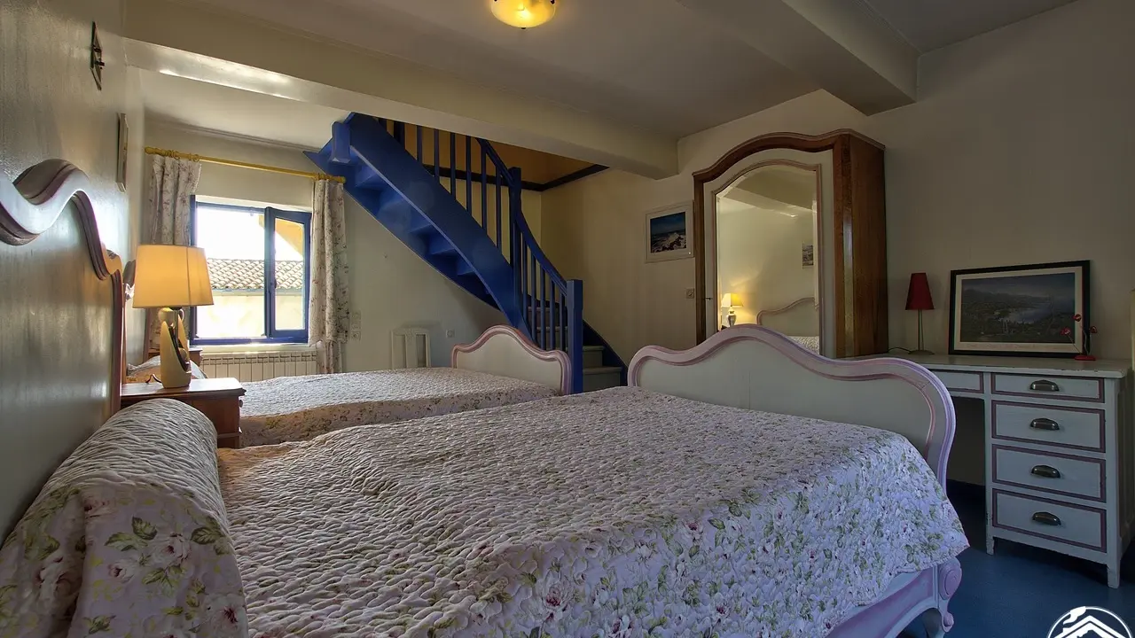 Un espace de sommeil composé d'un lit en 140 et un lit en 120 pour une personne. L'escalier mène à la chambre pour deux personnes au 1er étage.
