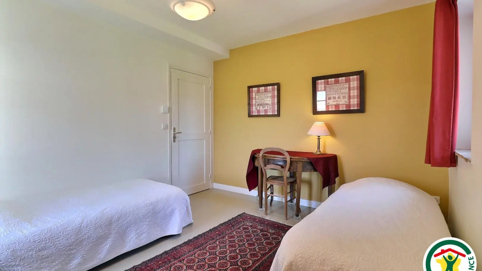 Chambre ALSACE avec deux lits simples (2x90x190), lavabo dans la chambre. WC sur le palier et salle d'eau dans la chambre DRÔME