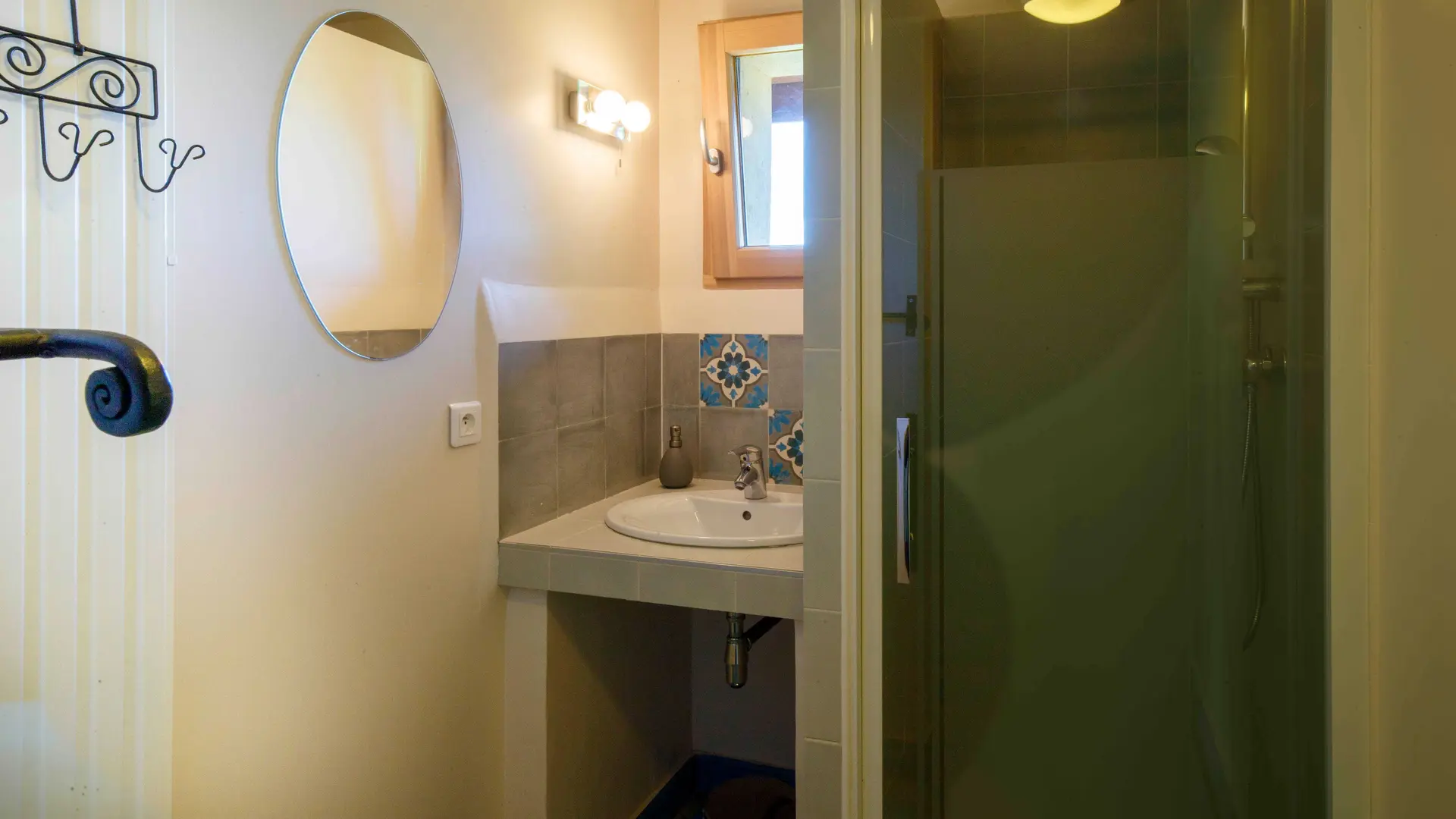 Salle de bain de la chambre hiver Ecogite de Villeplane dans la réserve naturelle des gorges de Daluis - Gîte d'Etape et de Groupe Alpes-Maritimes