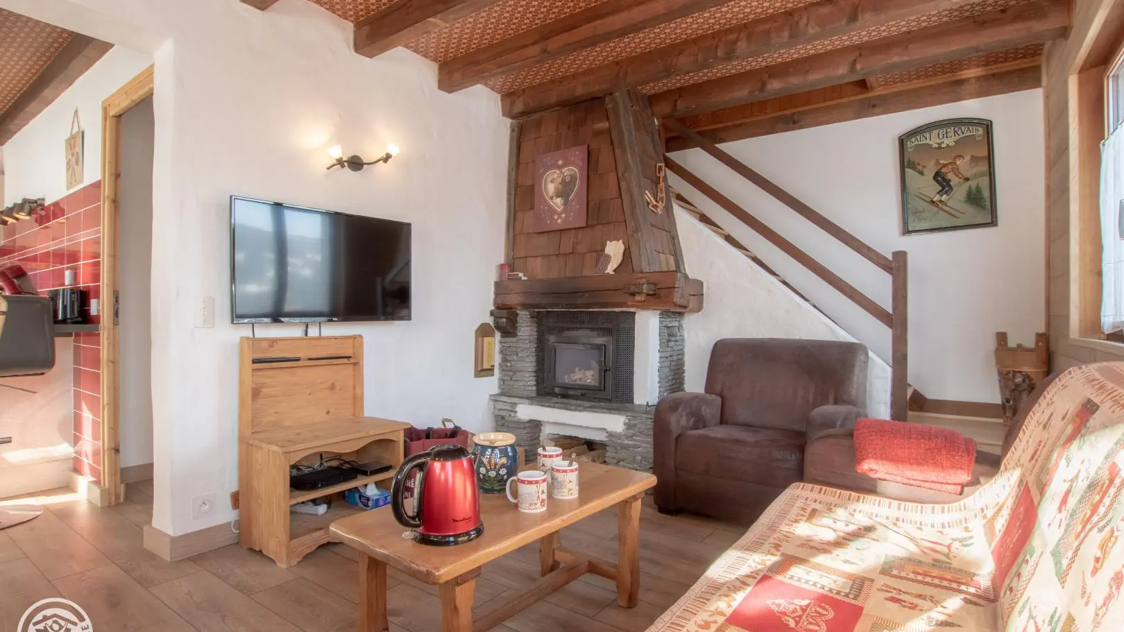 Coin salon dans la belle pièce de vie.