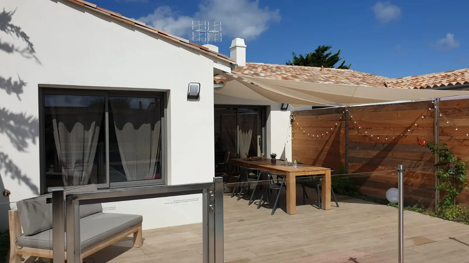 Terrasse privative avec accès à la piscine