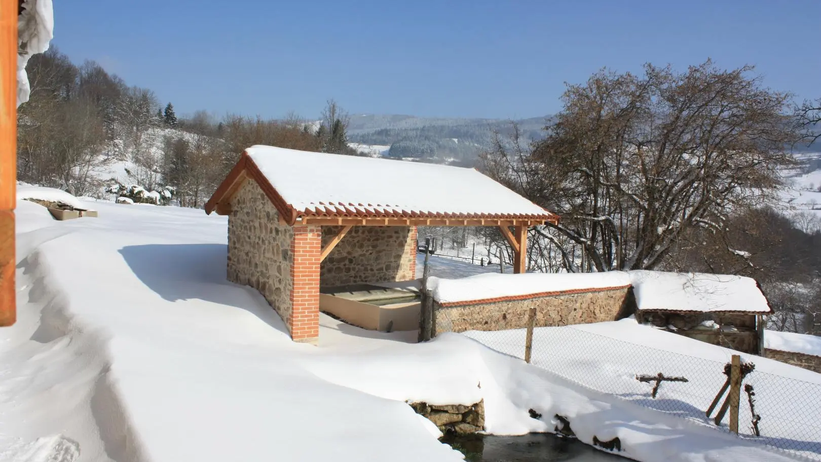 le lavoir du hameau ainsi que l'abreuvoir.