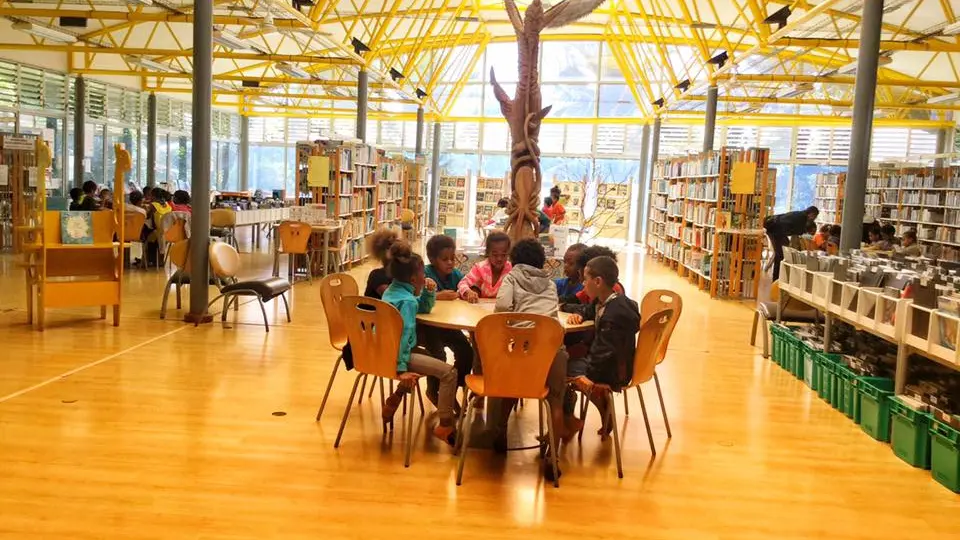 enfants, chaises, tables, bibliothèque, médiathèque, Poindimié