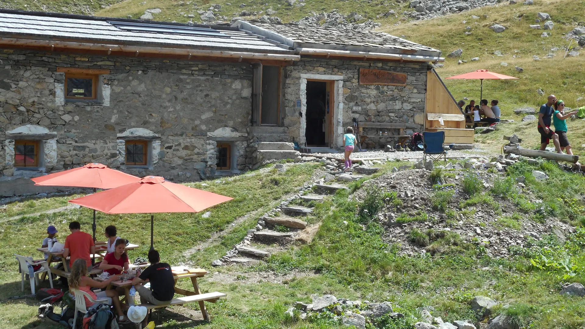 Randonneurs déjeunant au refuge - Villar d'Arène - La Grave