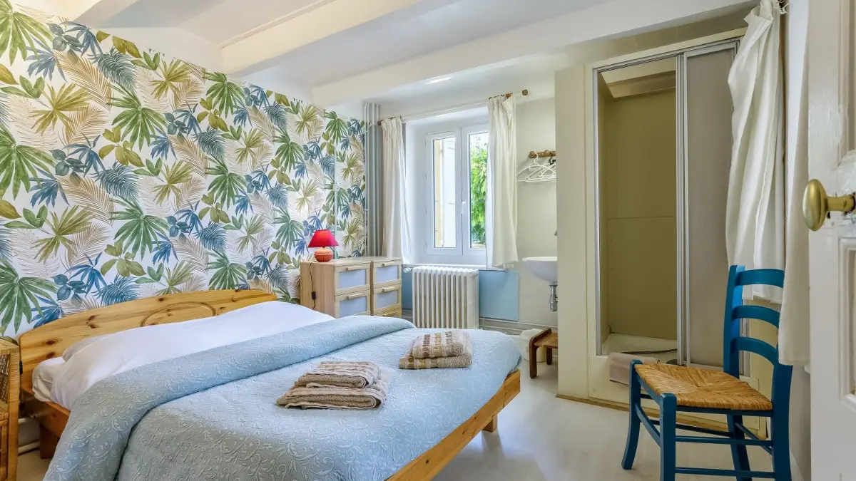 chambre N°6 1 lit double avec douche et lavabo