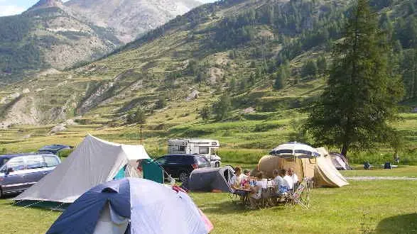 Intérieur camping en été -espace pour les tentes