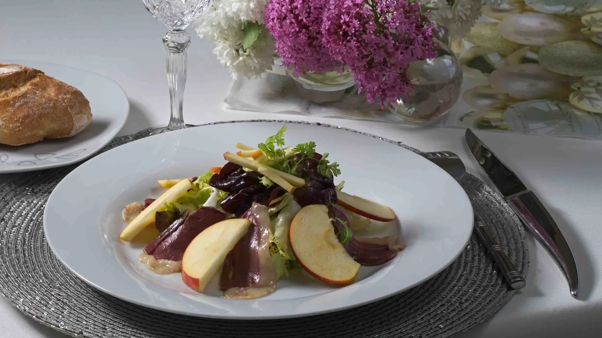 Salat Mit Entenbrust, Salat Und Dünnen Apfelspalten