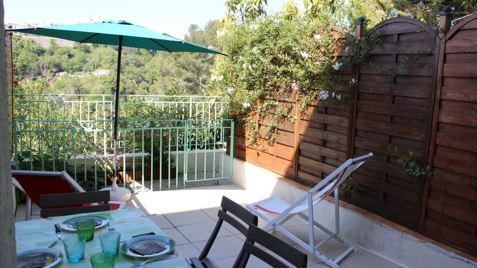 Gîte Face aux remparts de Saint-Paul - Terrasse privative - Gîtes de France Alpes-Maritimes