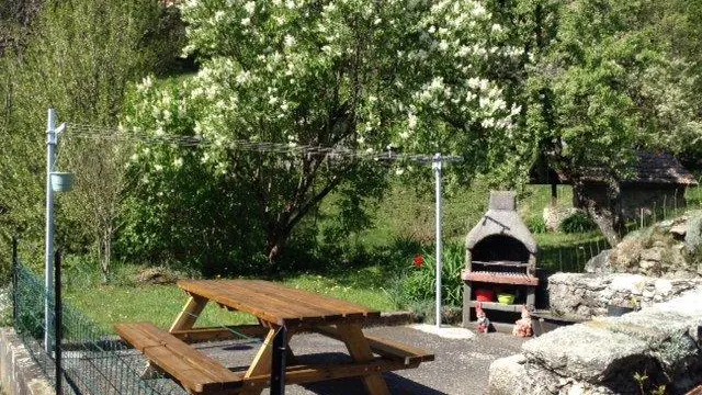 Accès jardin avec BBQ salon jardin