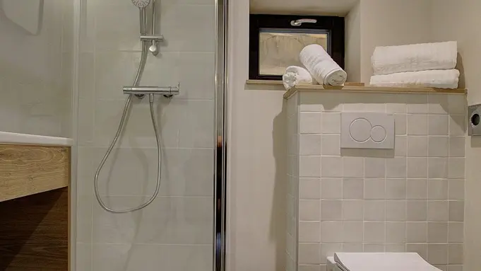 Douche et toilettes suspendues