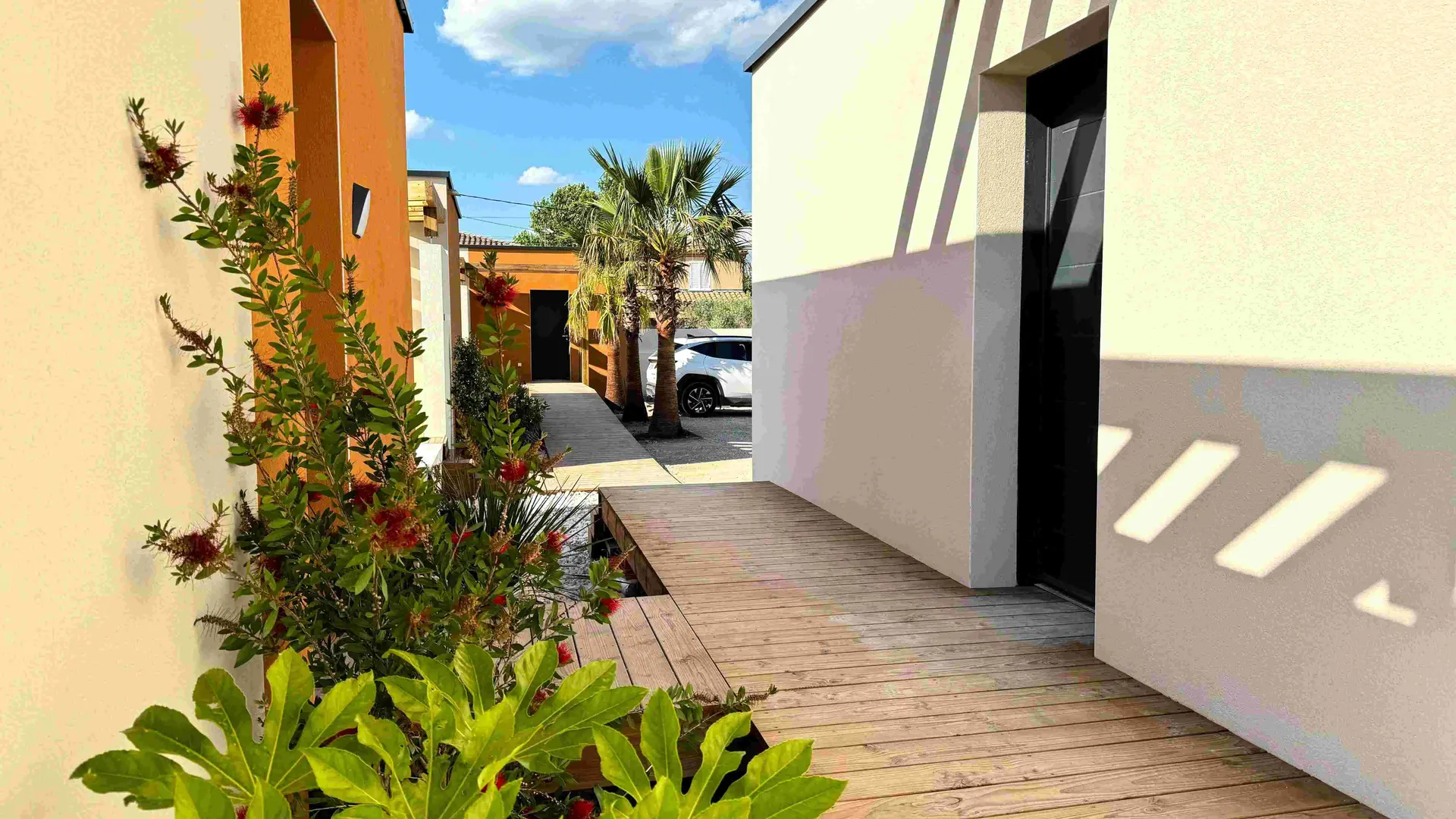 Daya Lodge - Lodge nature_L'Isle-sur-la-Sorgue entrée extérieur cheminement en bois