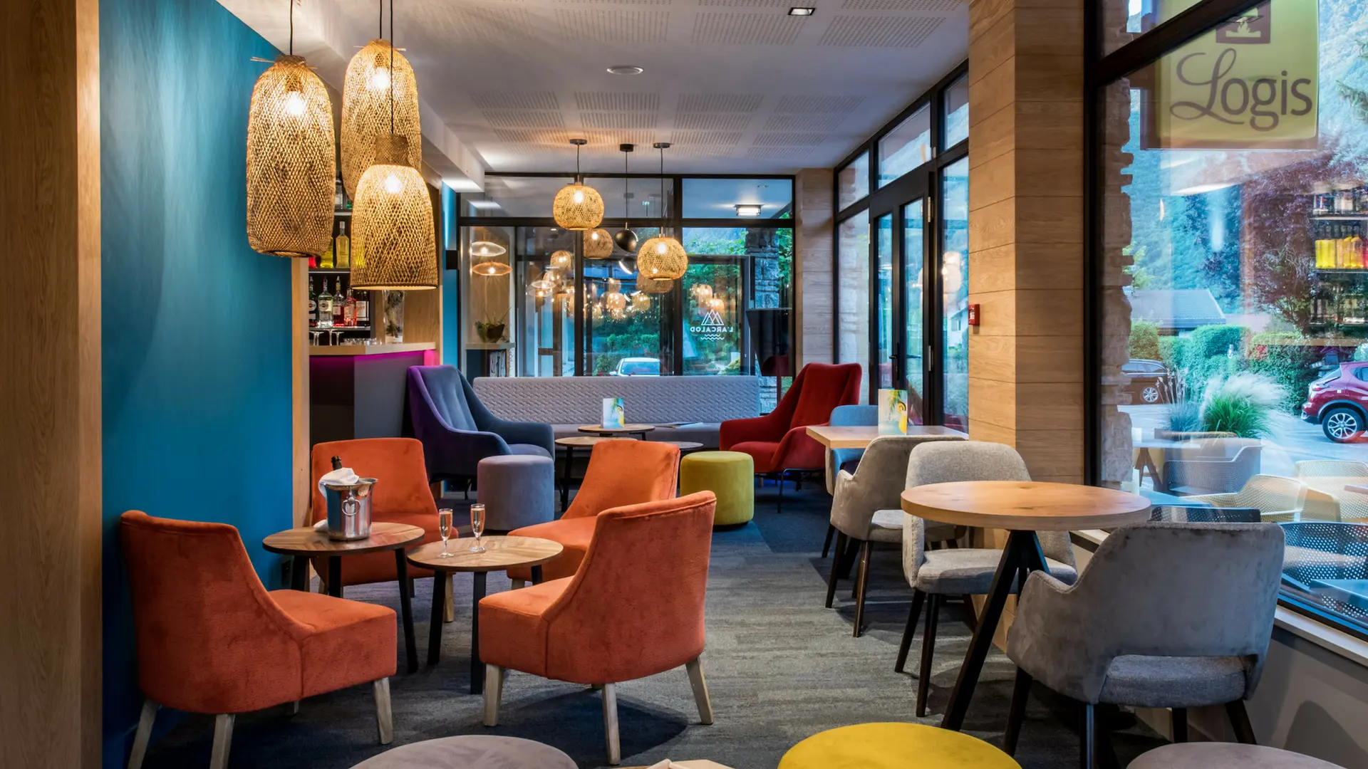 salle lounge fauteuils