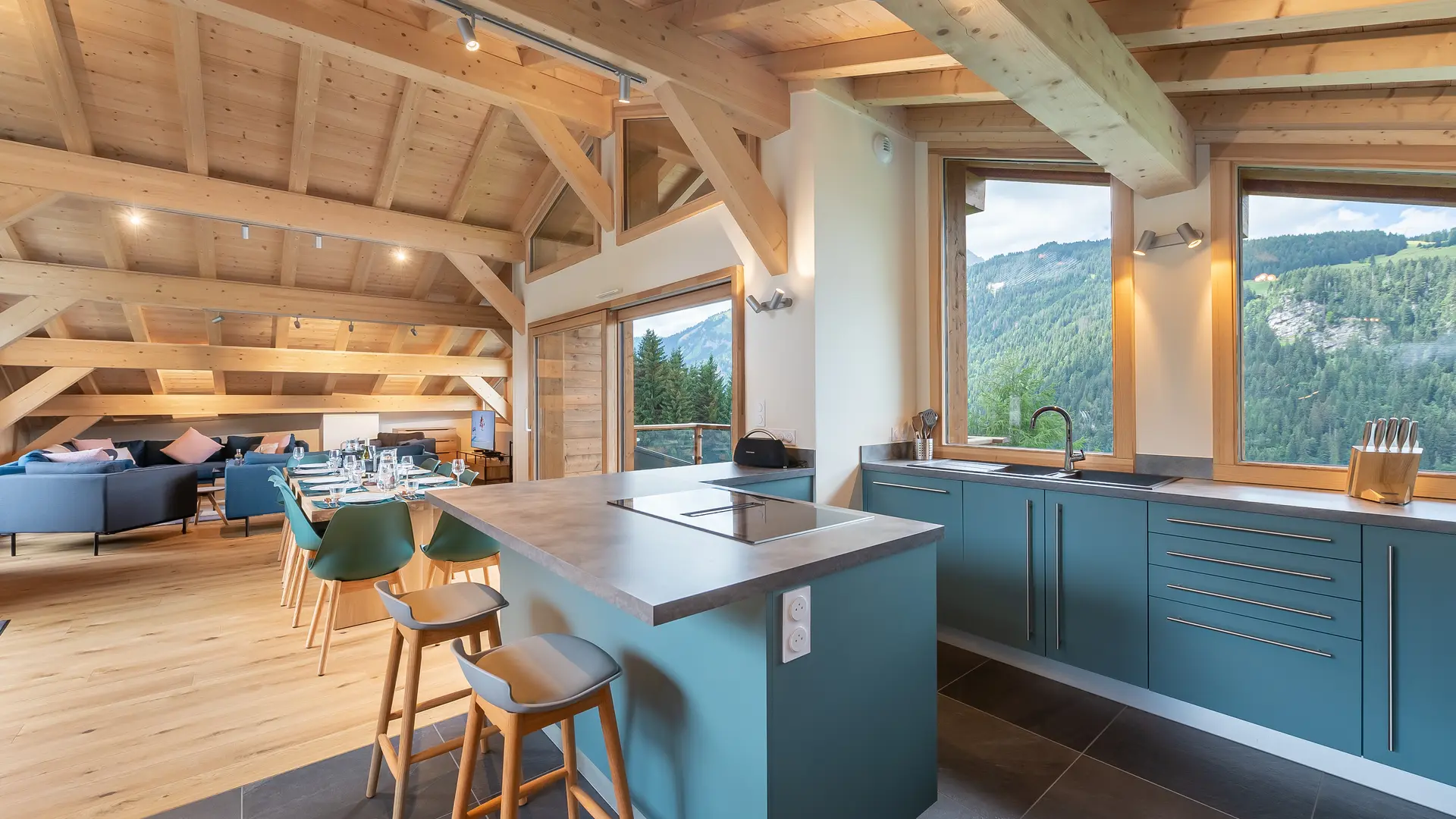 Cuisine moderne équipée avec ilots