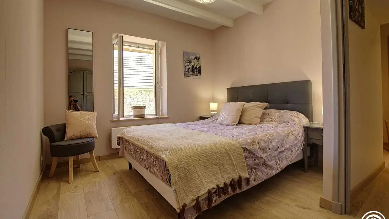 Chambre composée d'un lit en 140*190.