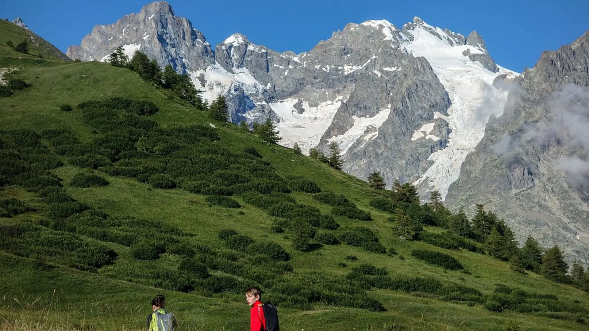 Randonneurs sur le sentier des Crevasses