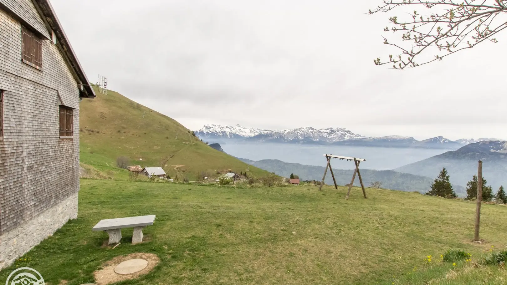 terrain commun aux 4 gites avec terrain de pétanque 
aménagement en cours