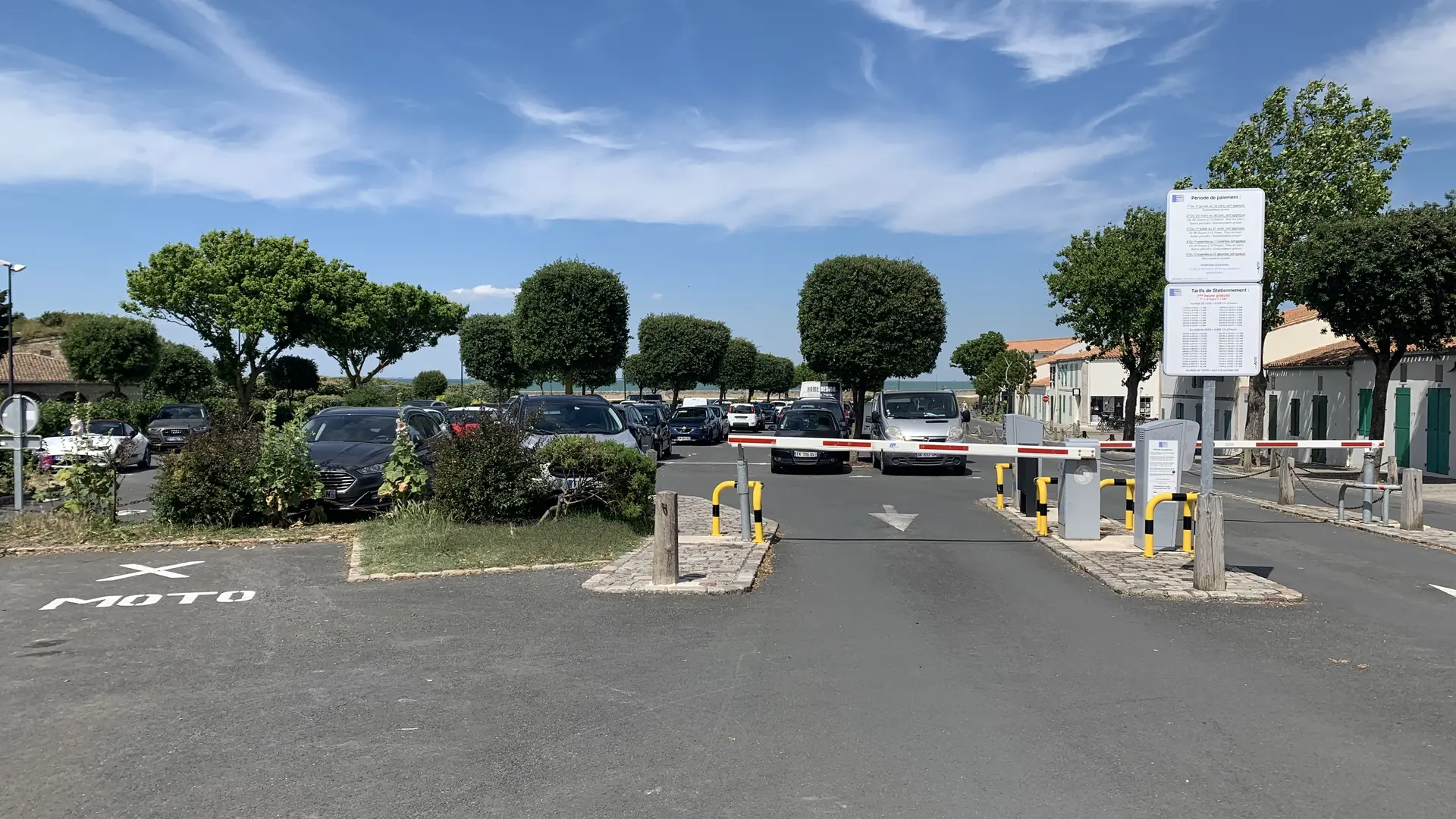 Entrada y salida del estacionamiento