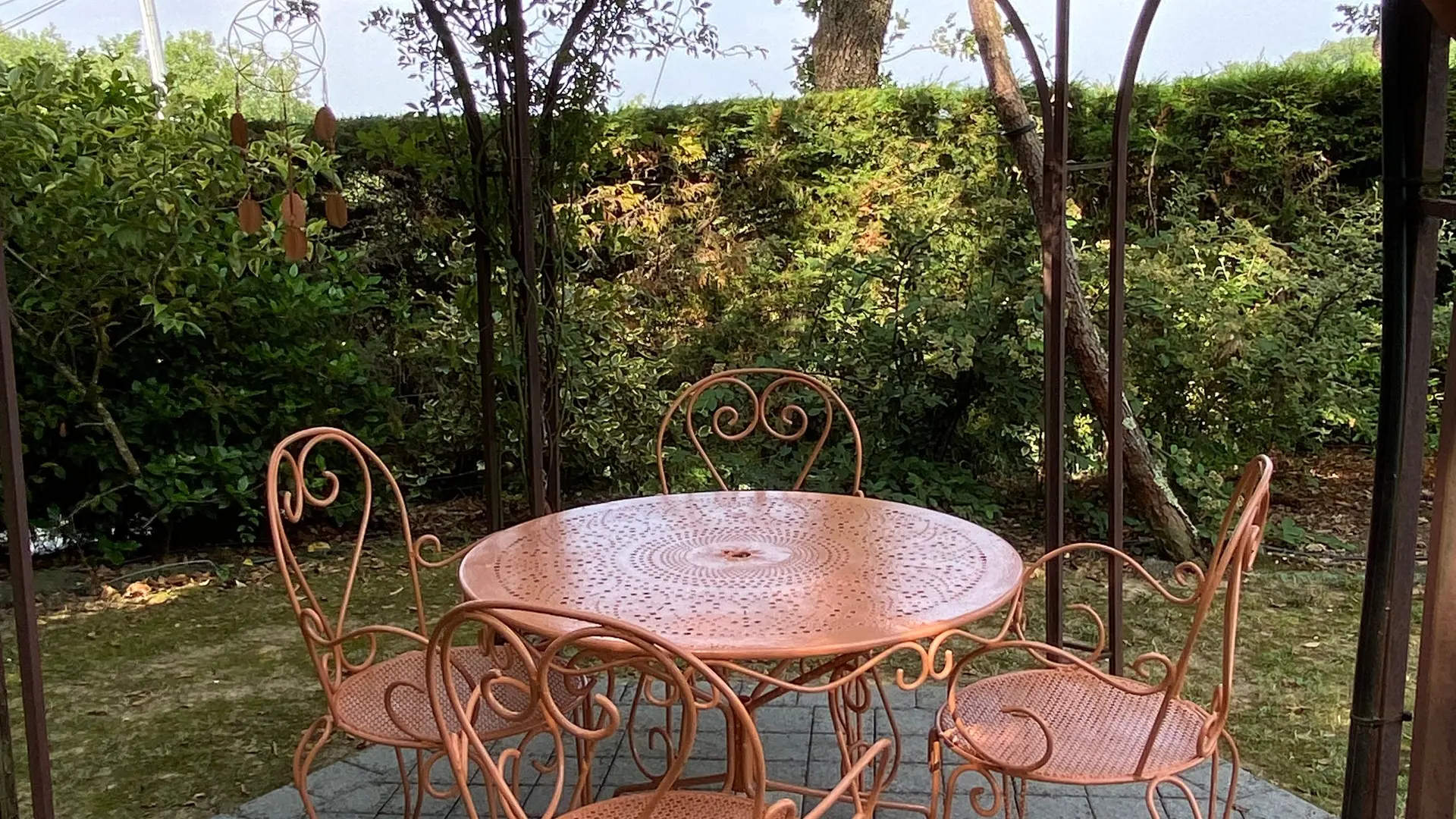 Salon de jardin sous la gloriette
