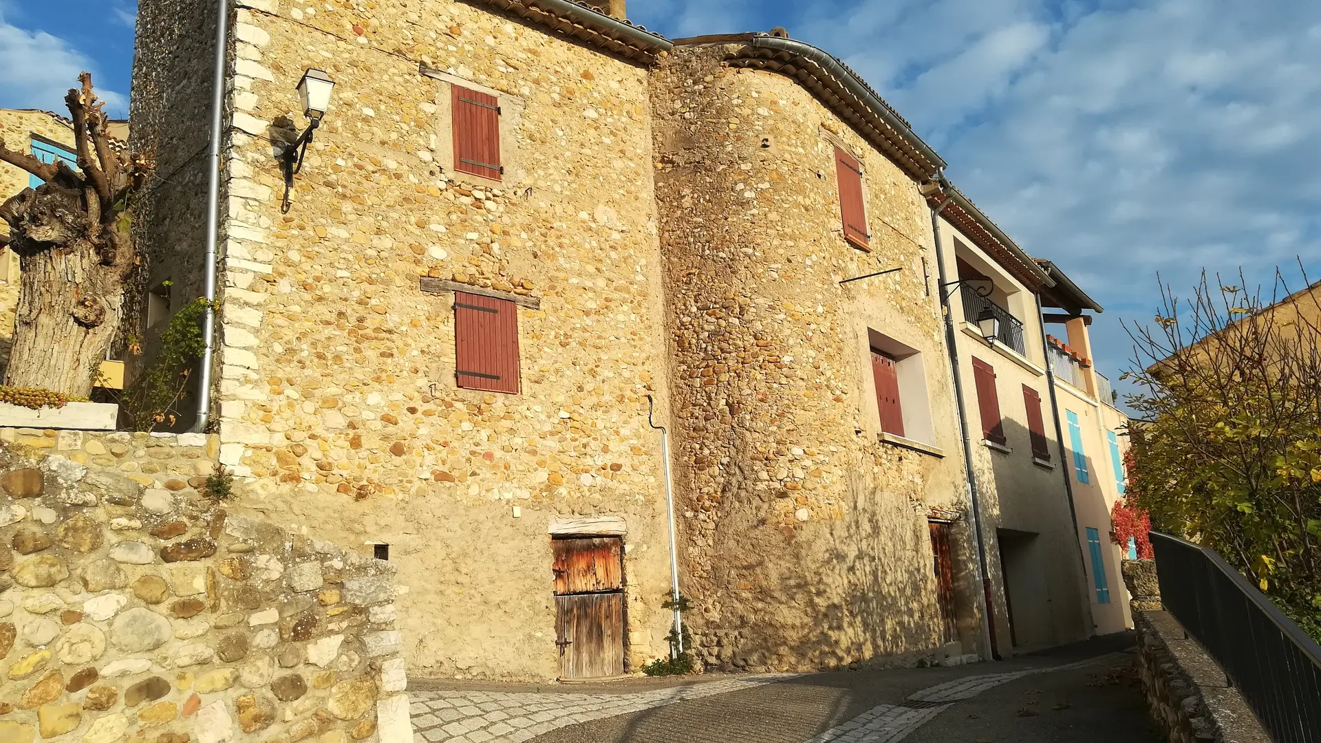 Au pied de la maison