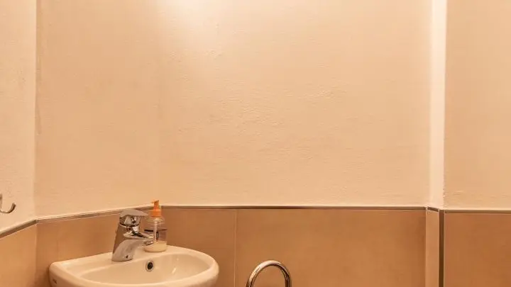 2 WC indépendants dont un avec lave-mains