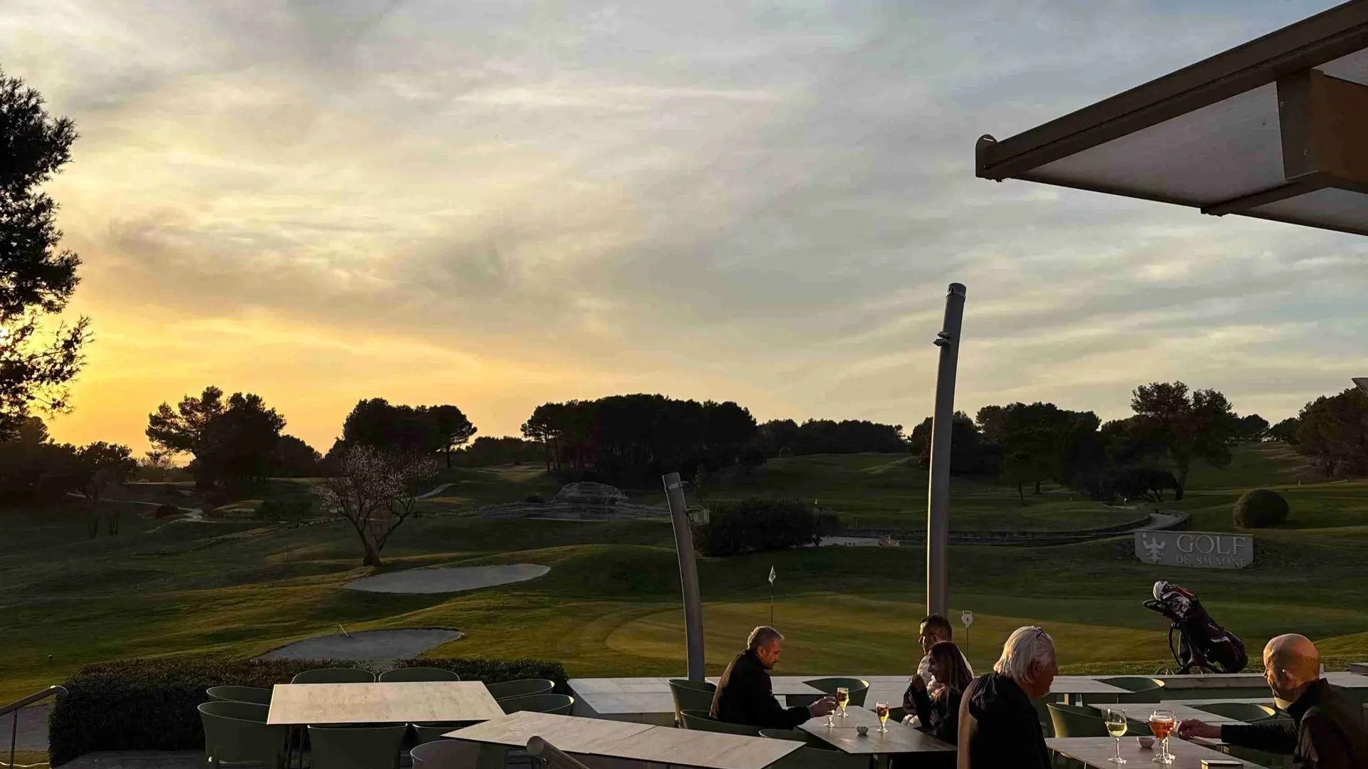 B2 Restaurant_Fontaine-de-Vaucluse terrasse au coucher du soleil