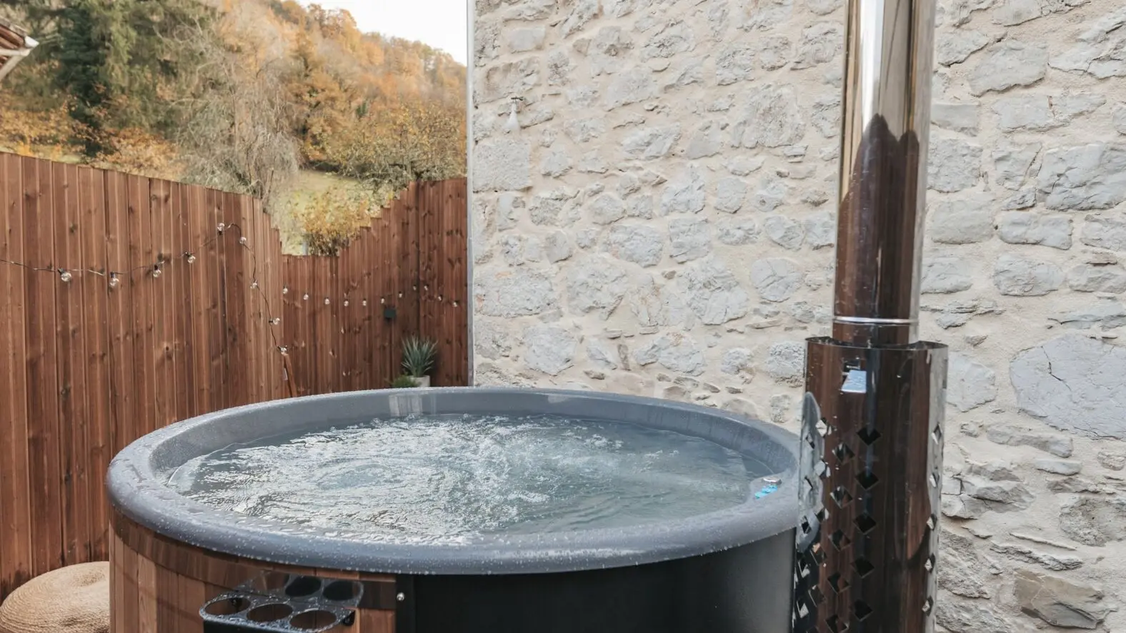 bain nordique sur la terrasse en bois avec vue sur le Bugey