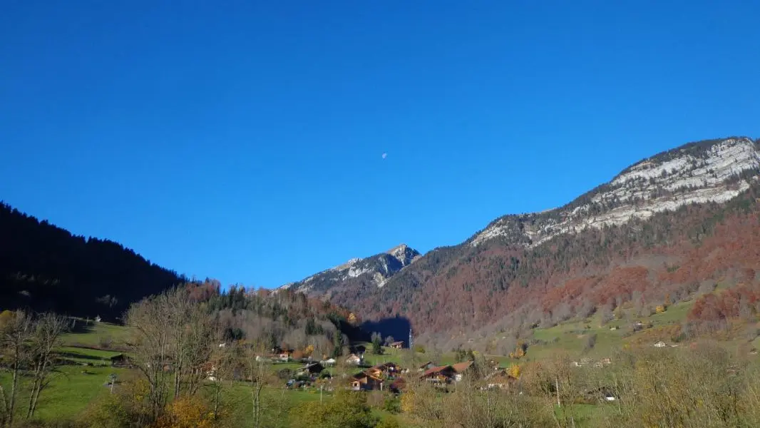 Vue du salon sur la montagne des Auges.