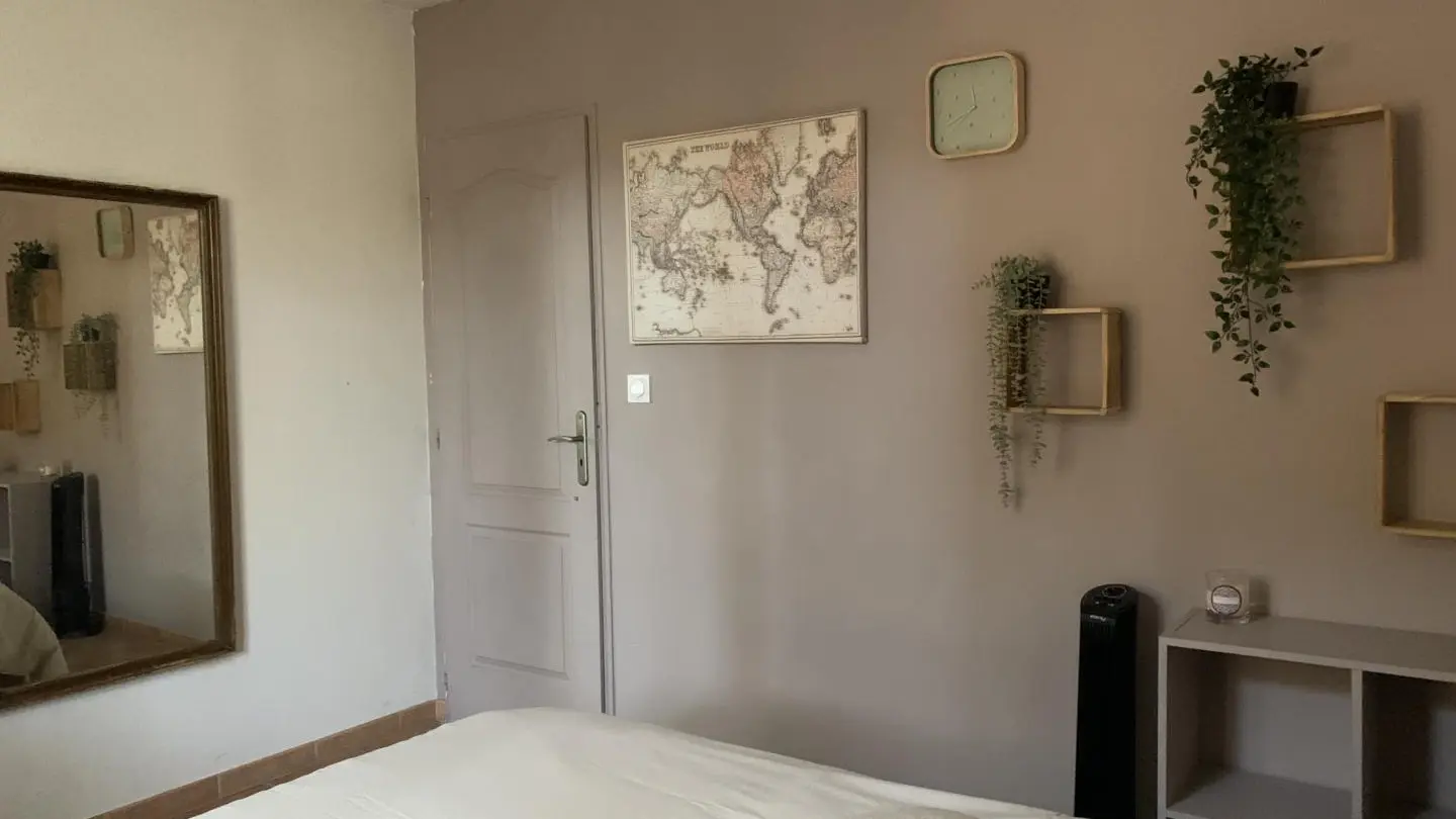 Chambre double lit 140, bureau et penderie