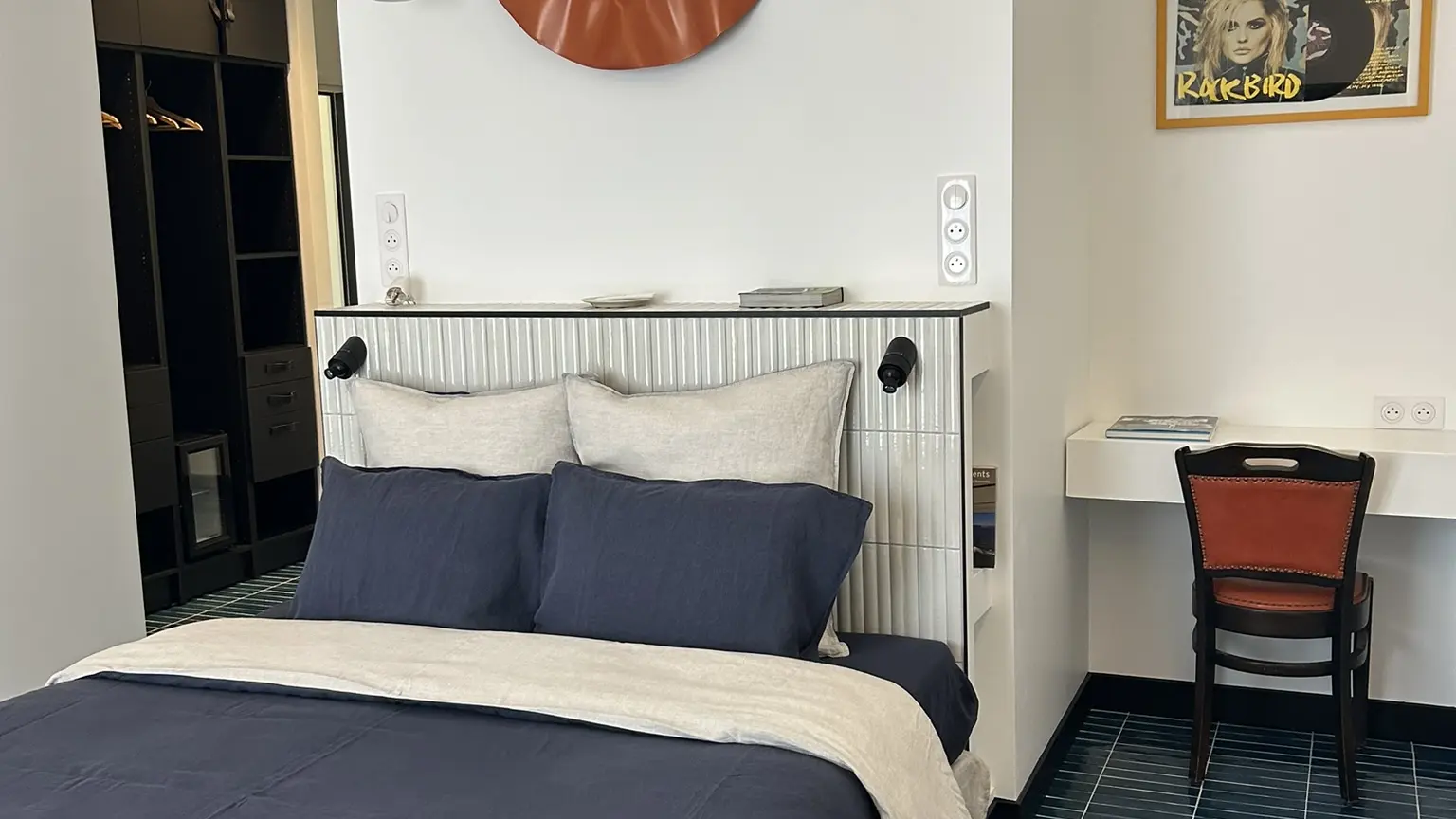 La chambre et son bureau