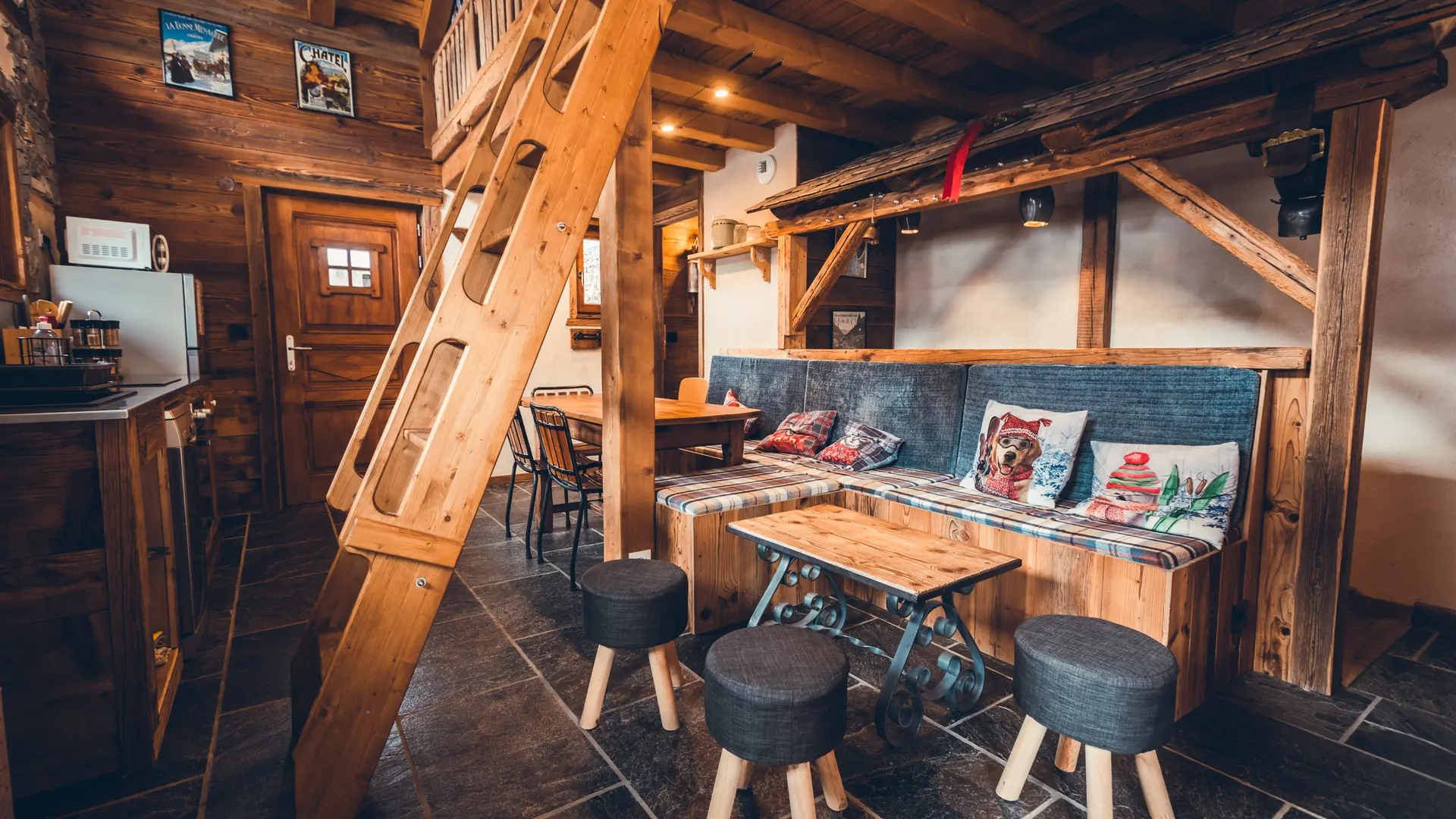 Espace repas, escalier pour monter à l'étage