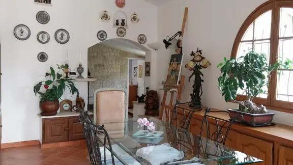 Séjour avec table et chaises en fer forgé