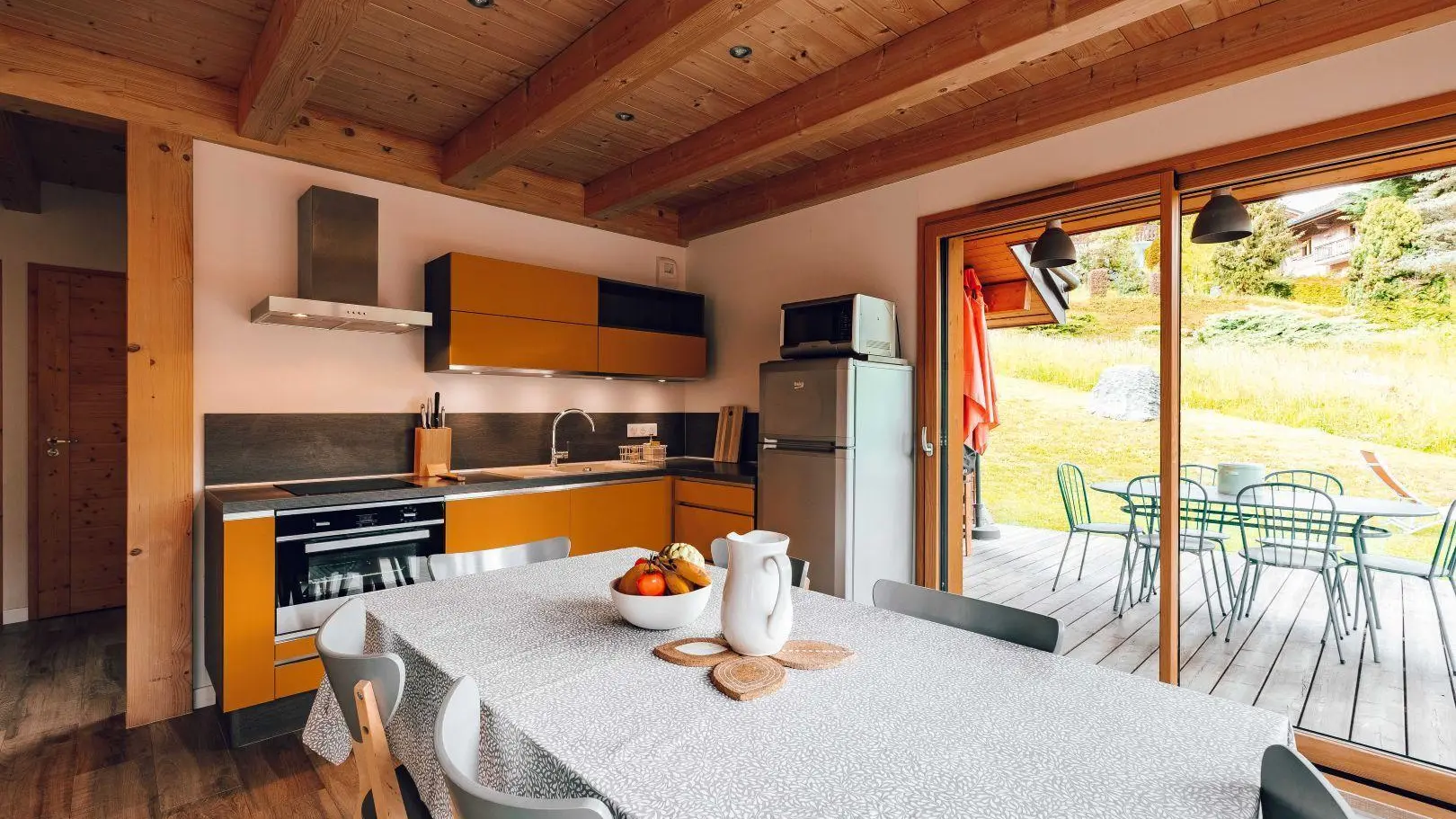 Depuis la cuisine, vous accédez à la terrasse couverte.