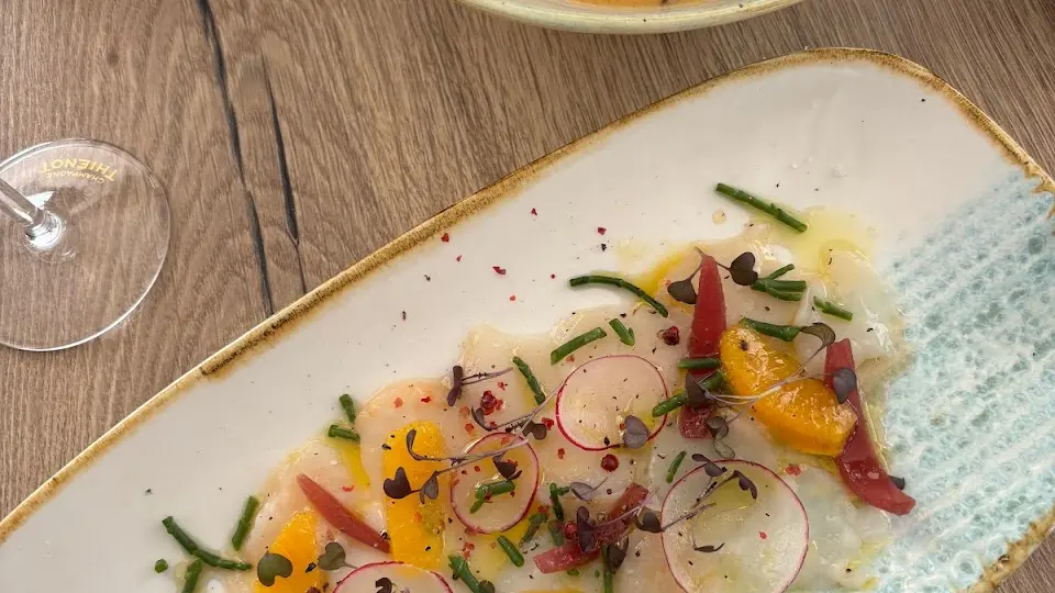 Saints-Jacques et agrumes et soupe de la mer