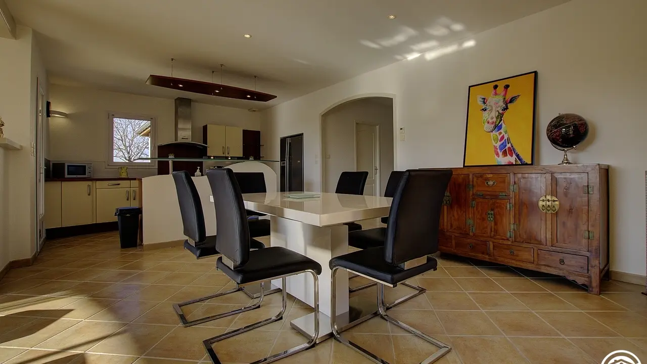 Espace séjour et sa cuisine équipée