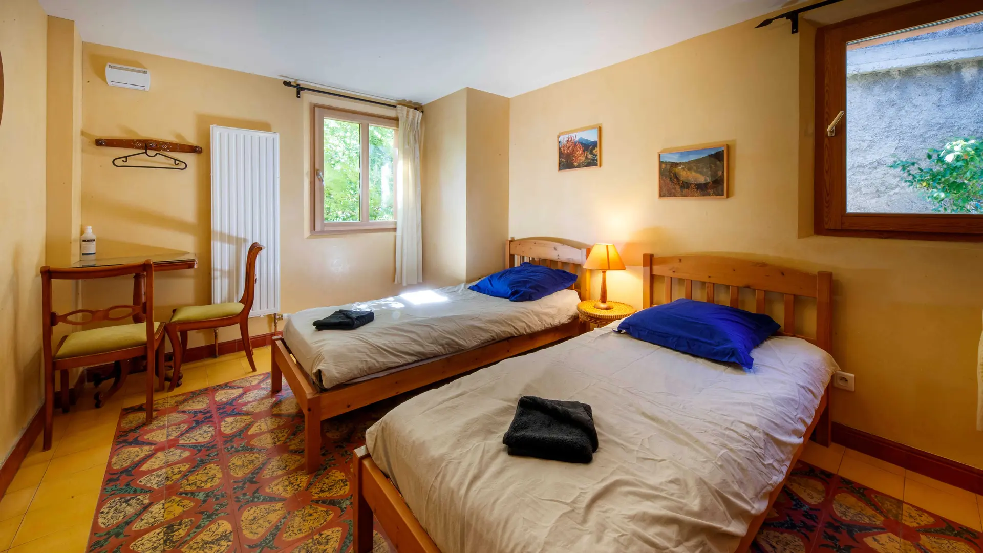 Chambre automne Ecogite de Villeplane dans la réserve naturelle des gorges de Daluis - Gîte d'Etape et de Groupe Alpes-Maritimes